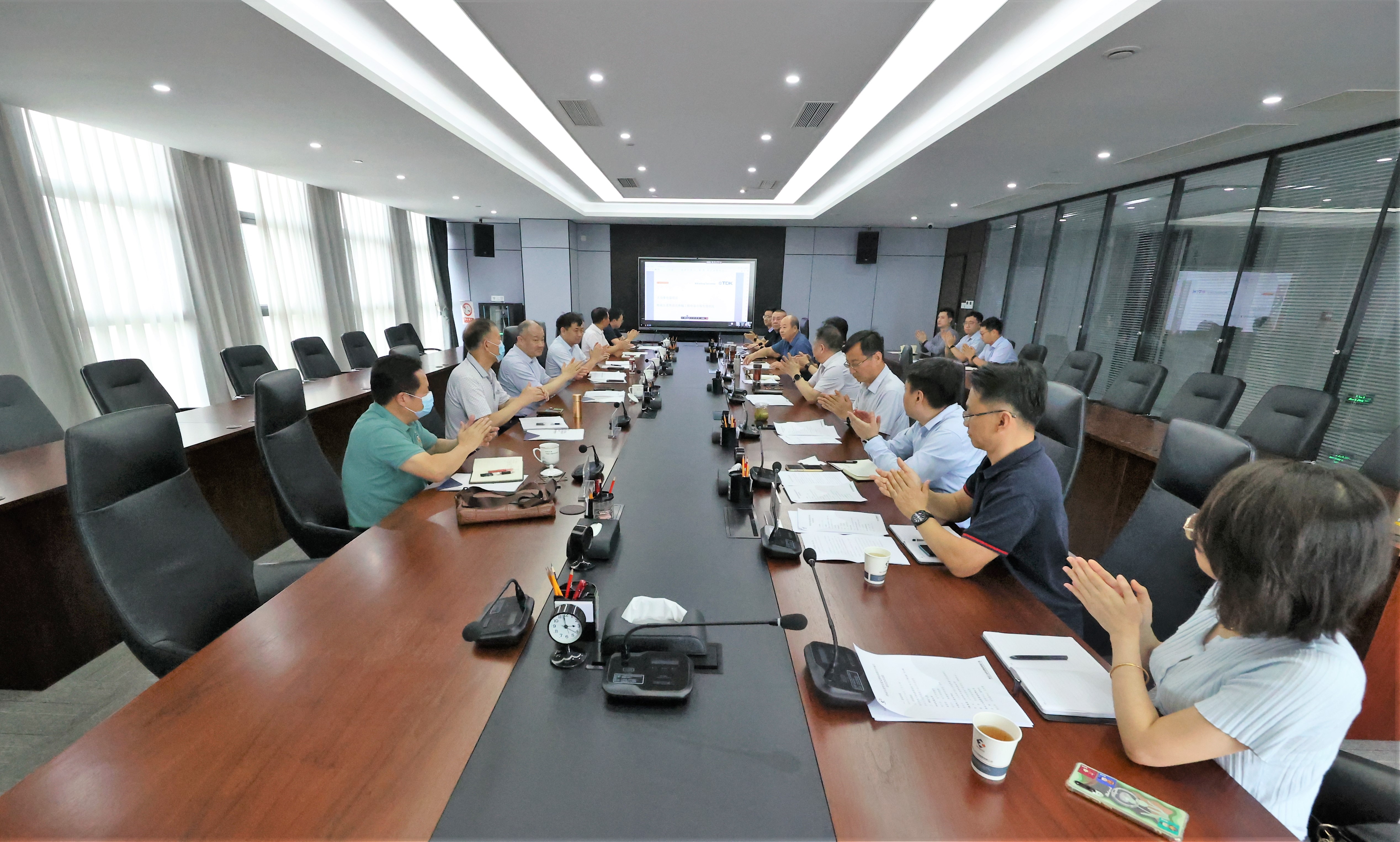 拉斯维加斯3499集团召开工业相助项目专题钻研会