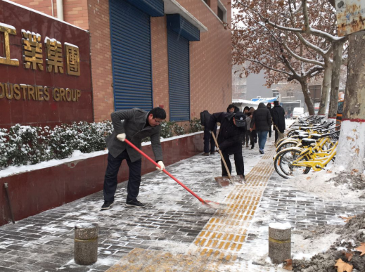 雪一直下，，，，，，我们一直在：拉斯维加斯3499集团除雪掠影